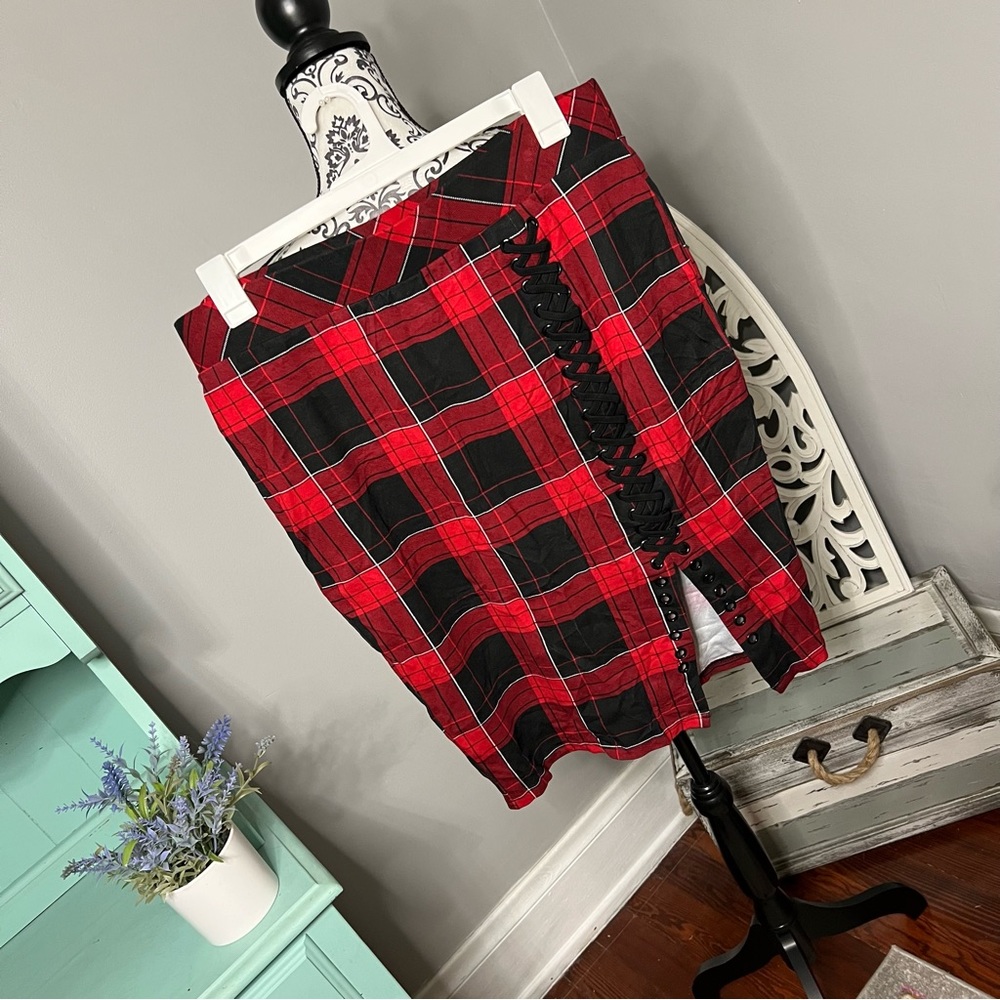 Torrid Mini Studio Luxe Ponte Lace-Up Plaid Pencil Skirt Size NWOT 2X Red Black - Picture 3 of 10